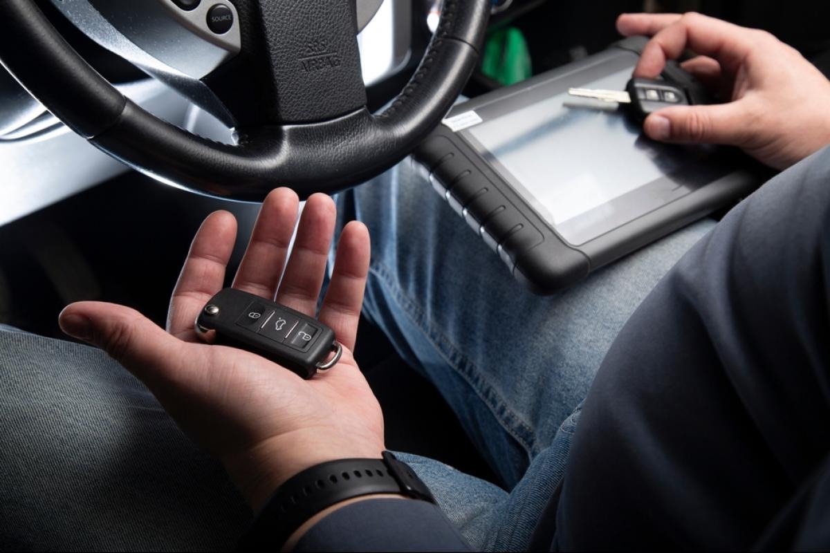 What to Expect When Booking Professional auto locksmith services